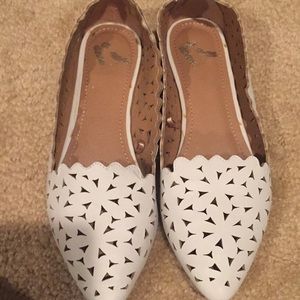 0ff White Floral Cut-Out Flats